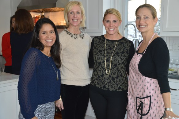 Oui -those are little Eiffel Towers on my apron. 